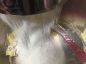 筛子筛入200g的低粉