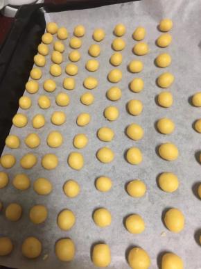 两手搓成小圆，烤箱160度预热5分钟，放入烤箱上下火165度20分钟，每个烤箱火候不一样，可以根据自家烤箱火候来设定