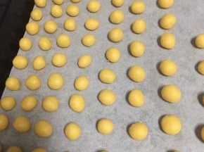 两手搓成小圆，烤箱160度预热5分钟，放入烤箱上下火165度20分钟，每个烤箱火候不一样，可以根据自家烤箱火候来设定