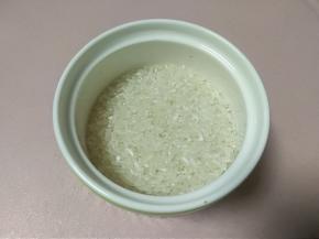 首先准备好主料稻花香大米85g，淘洗两遍后备用