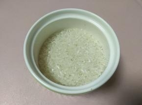 首先准备好主料稻花香大米85g，淘洗两遍后备用