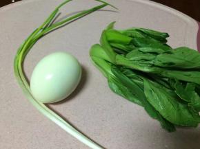辅料:剥皮后的熟鸡蛋一个，小油菜2棵，小葱一颗备用