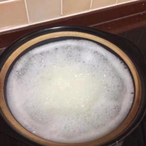 锅中倒入1500g的清水，烧开后放入淘洗好的大米大火烧开后转中小火熬粥
