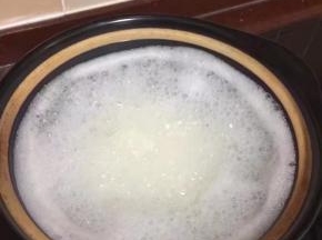 锅中倒入1500g的清水，烧开后放入淘洗好的大米大火烧开后转中小火熬粥