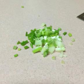 熬粥期间，可以空出时间来准备其它的材料，把小葱切成小葱花