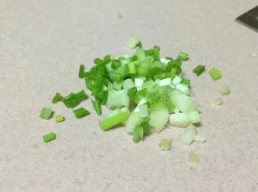 熬粥期间，可以空出时间来准备其它的材料，把小葱切成小葱花