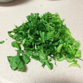 小油菜切碎细丝，先在开水锅里焯烫一下，去掉大部分草酸，因为草酸不利于钙吸收。