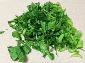 小油菜切碎细丝，先在开水锅里焯烫一下，去掉大部分草酸，因为草酸不利于钙吸收。