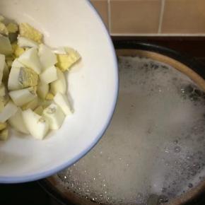 粥熬20分钟后就可以把鸡蛋放入继续熬煮3分钟