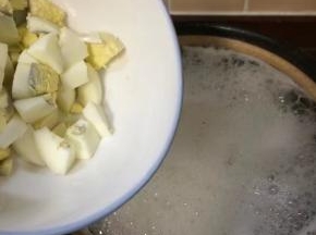粥熬20分钟后就可以把鸡蛋放入继续熬煮3分钟