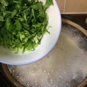 小油菜放入锅中，继续熬煮1分钟