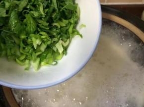 小油菜放入锅中，继续熬煮1分钟