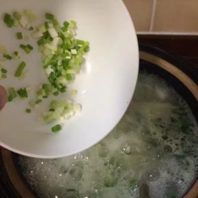 关火加入小葱花