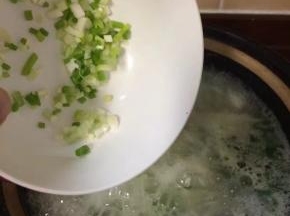 关火加入小葱花