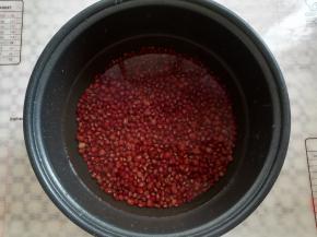 红豆洗净后，加红豆量的2-3倍水