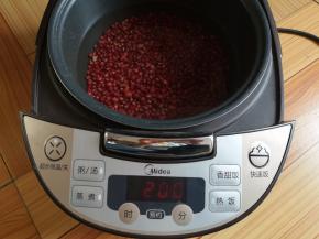 红豆放入电饭煲，煲2个小时
