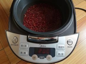 红豆放入电饭煲，煲2个小时