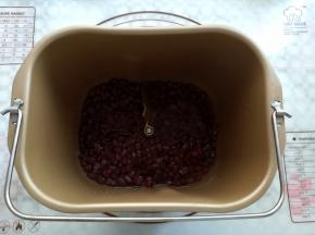 取一部分红豆加入少量的水放入面包桶里