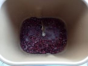 加入50克的白砂糖到红豆里