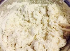 酵母用温水融开，缓缓倒入准备好的面粉中，一边倒一边用筷子搅拌，成絮状。