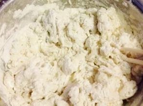 酵母用温水融开，缓缓倒入准备好的面粉中，一边倒一边用筷子搅拌，成絮状。
