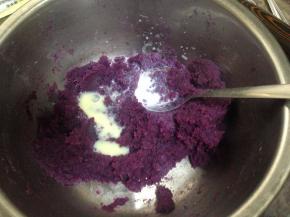紫薯去皮趁热碾成泥，加炼乳调匀