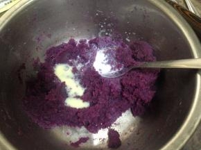 紫薯去皮趁热碾成泥，加炼乳调匀