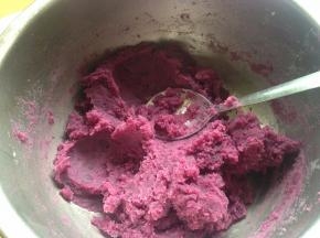 如果馅太干可以加入少许牛奶，馅不可太软，不好成型