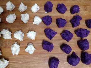 剩余的紫薯泥和山药泥分别分成15份搓成球