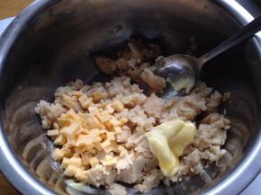 山药去皮碾成泥，加切碎的芝士碎、沙拉酱调匀（留30克没有加任何调料的山药泥备用）