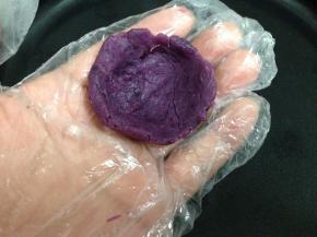 取一份紫薯泥捏成小碗状