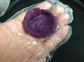 取一份紫薯泥捏成小碗状