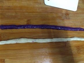 取20克山药泥和20克紫薯泥分别搓成细条压扁