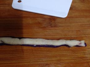 把山药泥放到紫薯泥上压平贴合