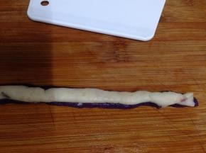 把山药泥放到紫薯泥上压平贴合