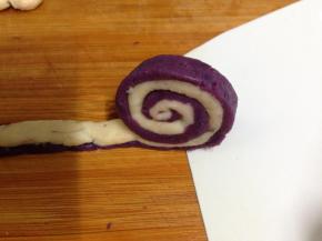 借助刮板把它们卷起来