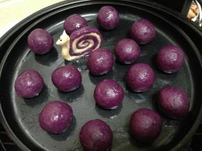 依次做完，烤盘刷油，紫薯球表面刷油摆入烤盘