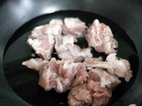 小排焯水，冷水入锅烧开捞出即可，捞出后用冷水冲洗，将小排上的杂质冲洗干净。