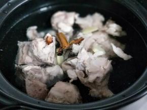 将处理干净的小排放入砂锅中，加入香料。