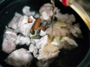 再加入料酒，大火烧开，转小火20分钟。