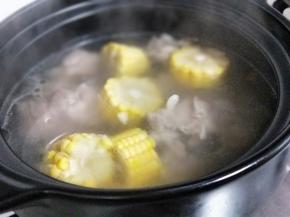 20分钟后，加入切小块的玉米，继续熬20分钟。