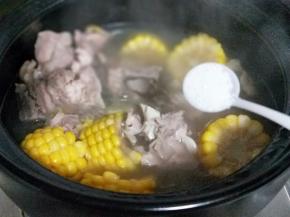 20分钟后加入盐。