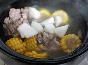 最后加入白萝卜，炖煮10分钟即可出锅。