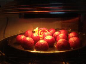 入烤箱，200度，烤15分钟左右至表面有硬痂即可