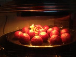 入烤箱，200度，烤15分钟左右至表面有硬痂即可