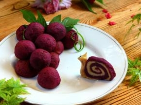 取出如图摆成葡萄串的形状，用葱丝和树叶做装饰即可