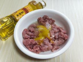肉糜中加入鸡蛋，