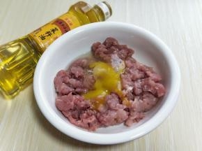 肉糜中加入鸡蛋，