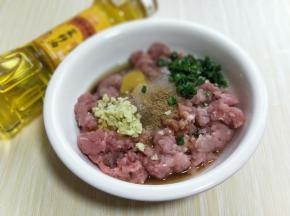 葱姜去皮切碎加入。