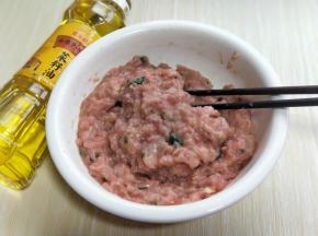 用筷子搅拌均匀。